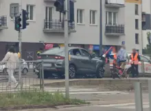 Wypadek na Grochowskiej. Nietrzeźwy kierowca uderzył w barierki przy przystanku. Fot. Warszawa w Pigułce.