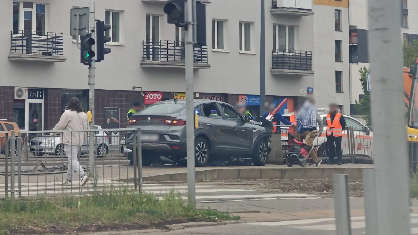 Wypadek na Grochowskiej. Nietrzeźwy kierowca uderzył w barierki przy przystanku. Fot. Warszawa w Pigułce.