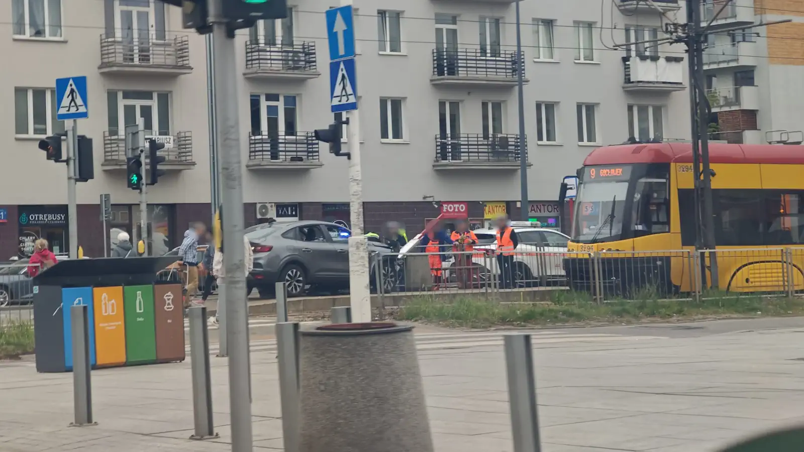 Wypadek na Grochowskiej. Nietrzeźwy kierowca uderzył w barierki przy przystanku. Fot. Warszawa w Pigułce.