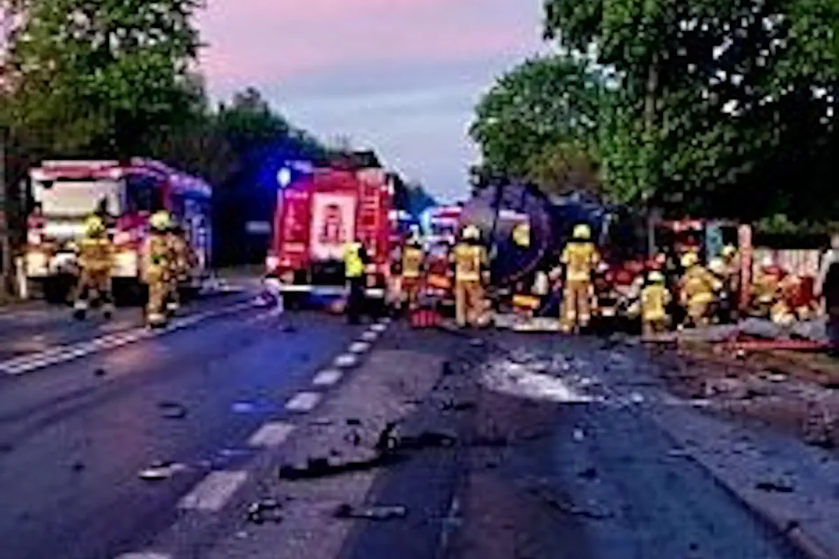 Nie żyje jedna osoba. Tragiczny wypadek na Mazowszu. Zderzenie samochodu osobowego z ciężarowym