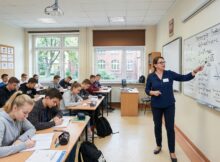Nauczyciel wyjaśnia wzory matematyczne uczniom