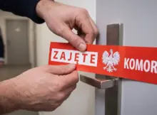 Komornik podczas wykonywania czynności. Obraz poglądowy (Gemini).