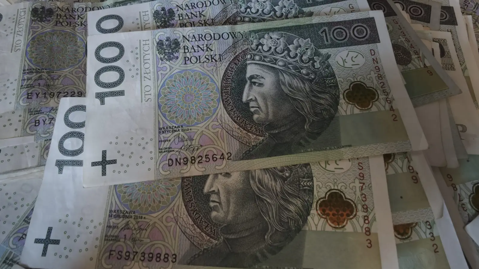 Polskie pieniądze w nieładzie.