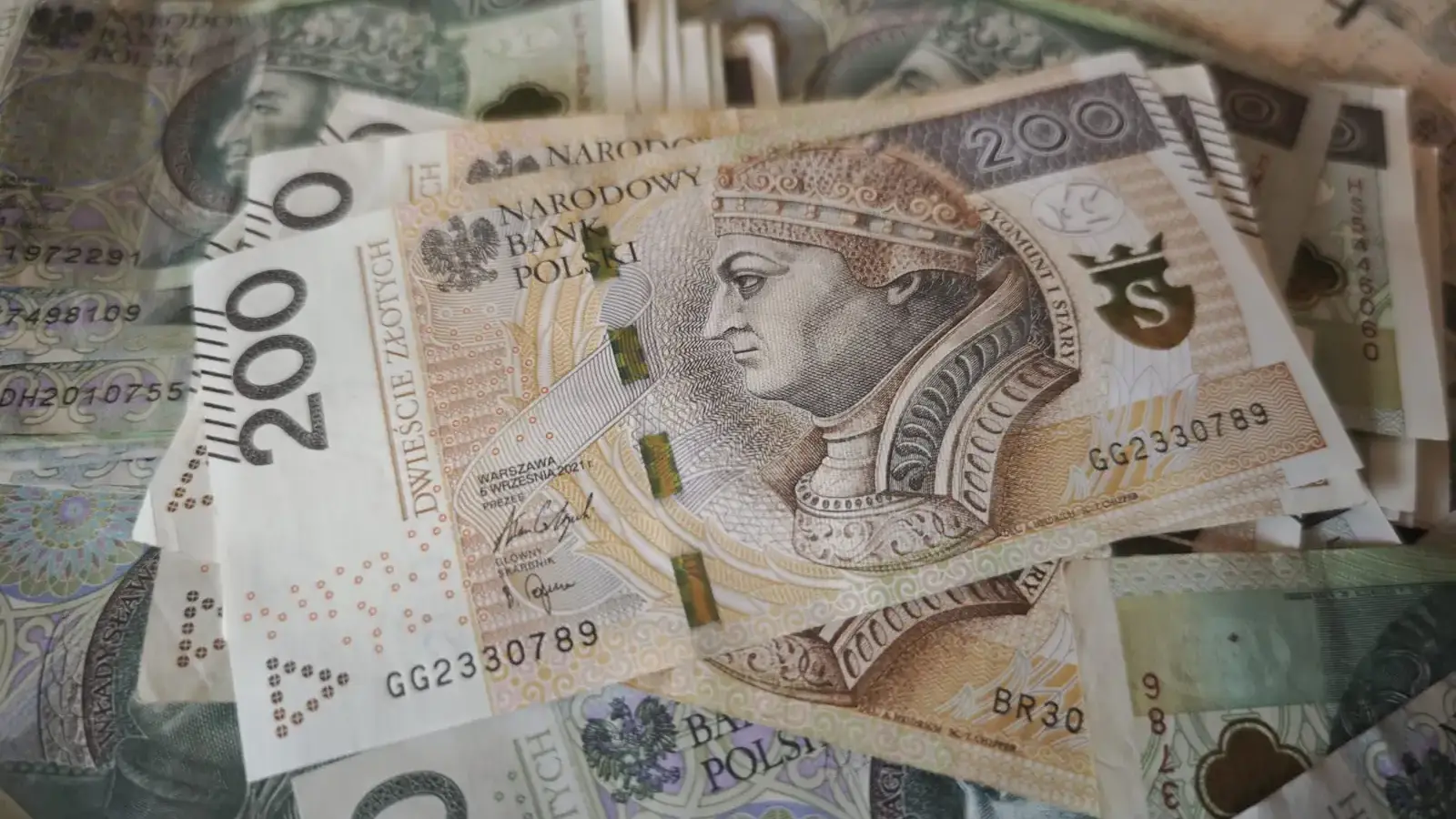Nawet 690 zł na dojazdy dziecka do szkoły. Rodzice mogą otrzymać dodatkowe pieniądze. Trzeba złożyć wniosek