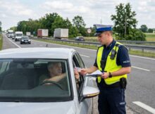 Policjant kontroluję starszego mężczyznę