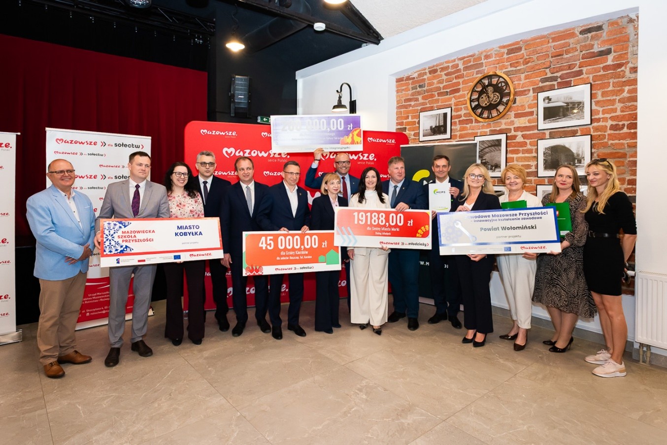 Pierwsze umowy w ramach programów wsparcia podpisane! Do powiatów okołowarszawskich trafiło już ponad 6,6 mln zł