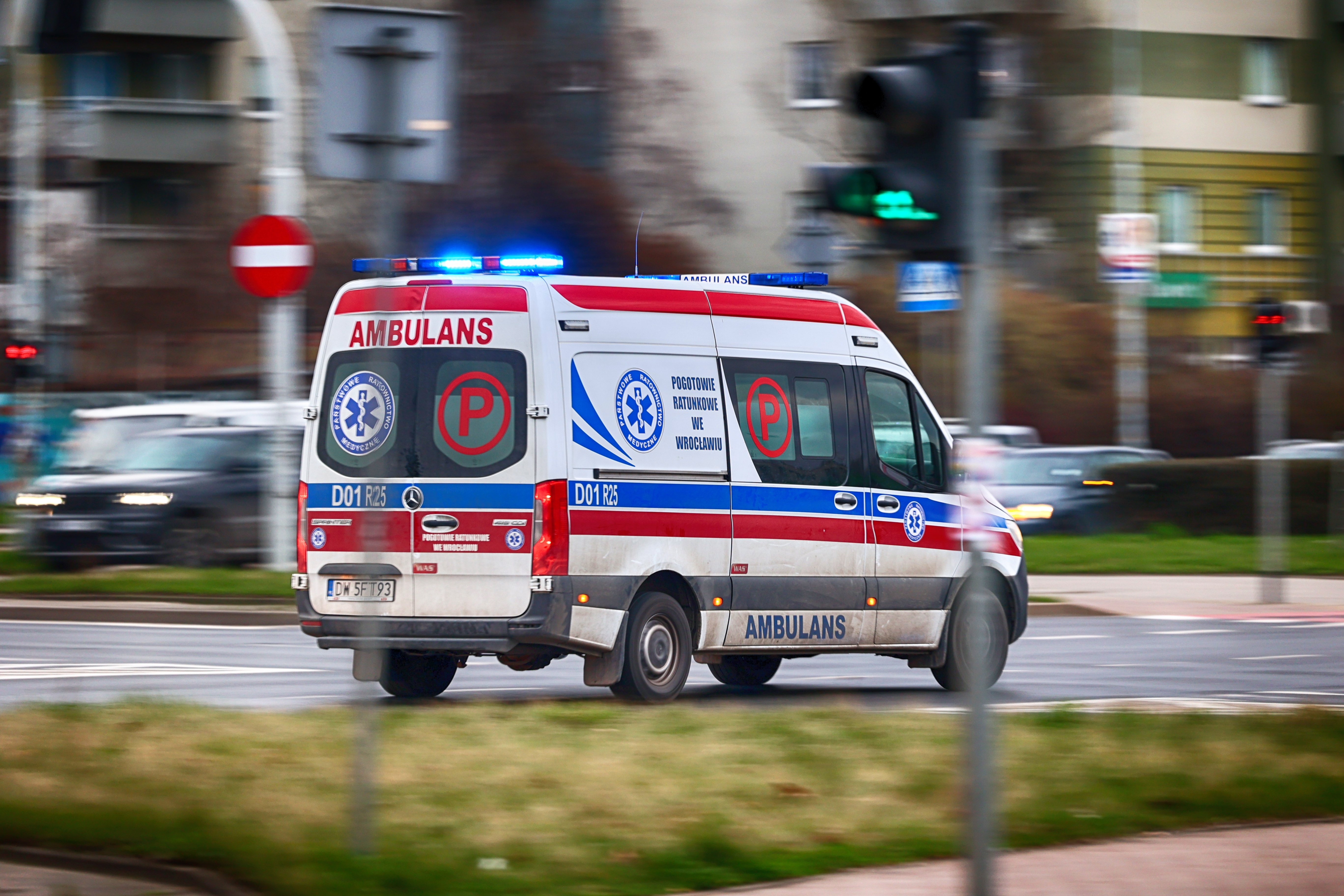18-latka porażona prądem z sieci trakcyjnej pod Pruszkowem. Groźny incydent na torach