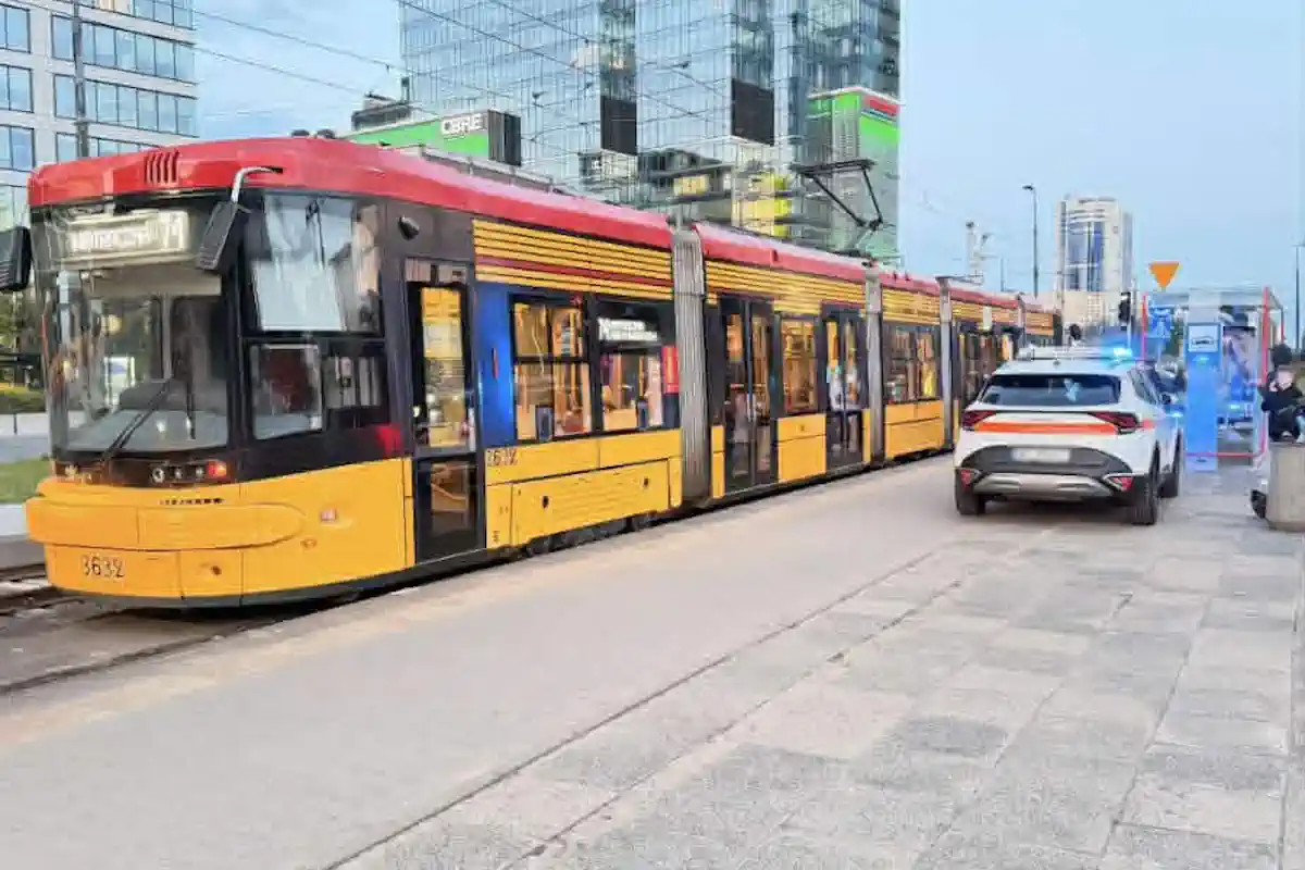 Awantura w Tramwaju. Wszystko stoi. Na miejscu Policja, Nadzór Ruchu i Pogotowie Ratunkowe
