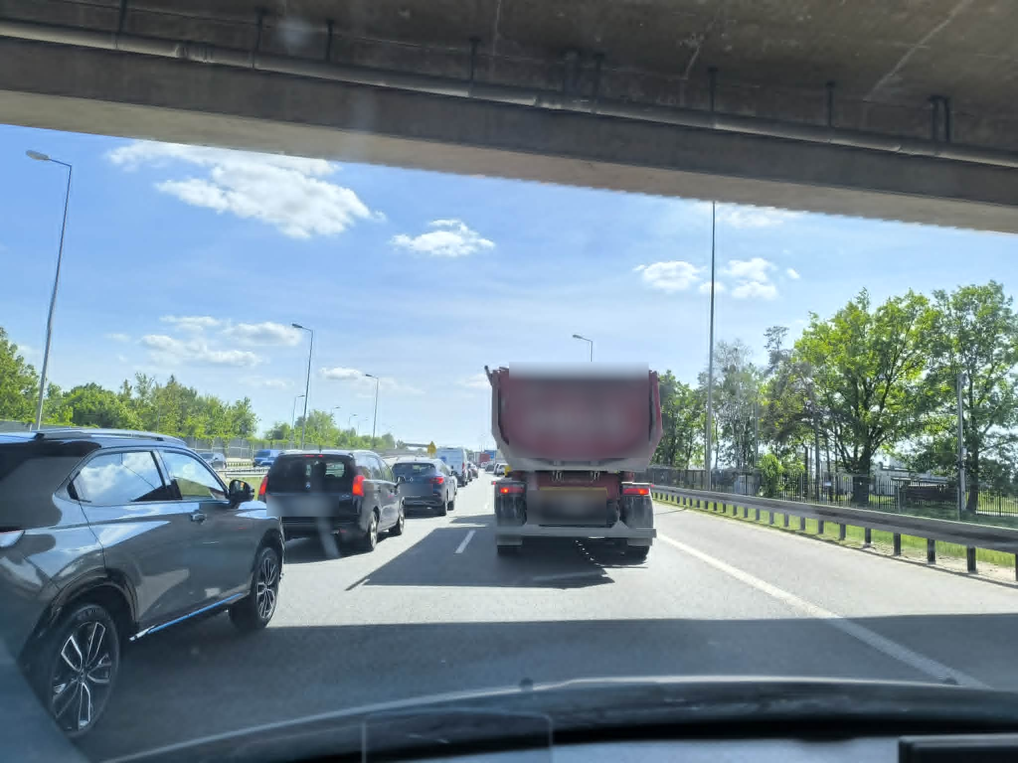 Paraliż na A2 pod Warszawą. Gigantyczny korek po poważnym wypadku