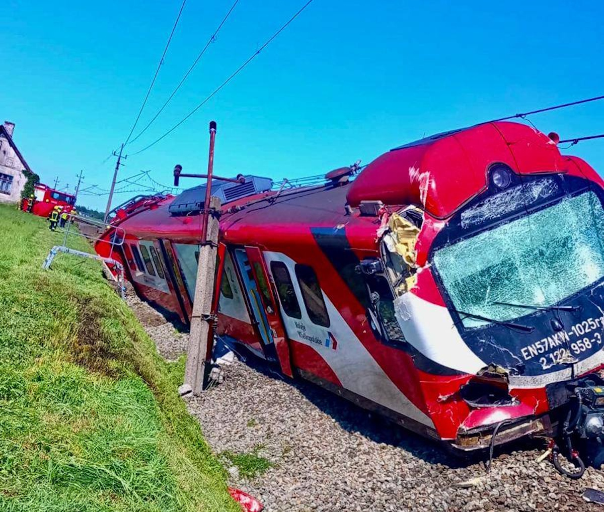 Katastrofa kolejowa w Wielkopolsce. Szynobus staranował ciężarówkę. Jedna osoba zginęła