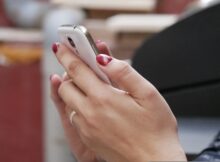 Kobieta trzymająca w dłoniach smartphon. Fot. Pixabay
