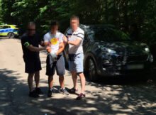 Podejrzany z policjantami Fot. Policja