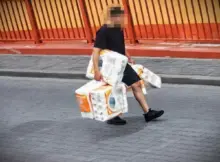 Zabrał z palety 1800 rolek papieru toaletowego. Żyrardowscy kryminalni zatrzymali go kilka godzin później - z towarem przy sobie. | Fot. Policja Żyrardów.