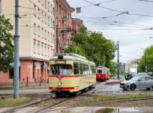 Zabytkowe tramwaje wyjają na tory Fot. WTP