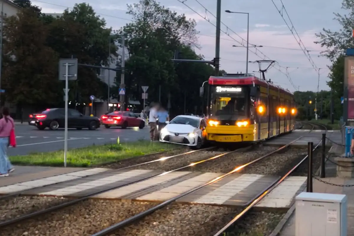 Zderzenie auta z tramwajem na Mokotowie. Ruch tramwajowy wstrzymany