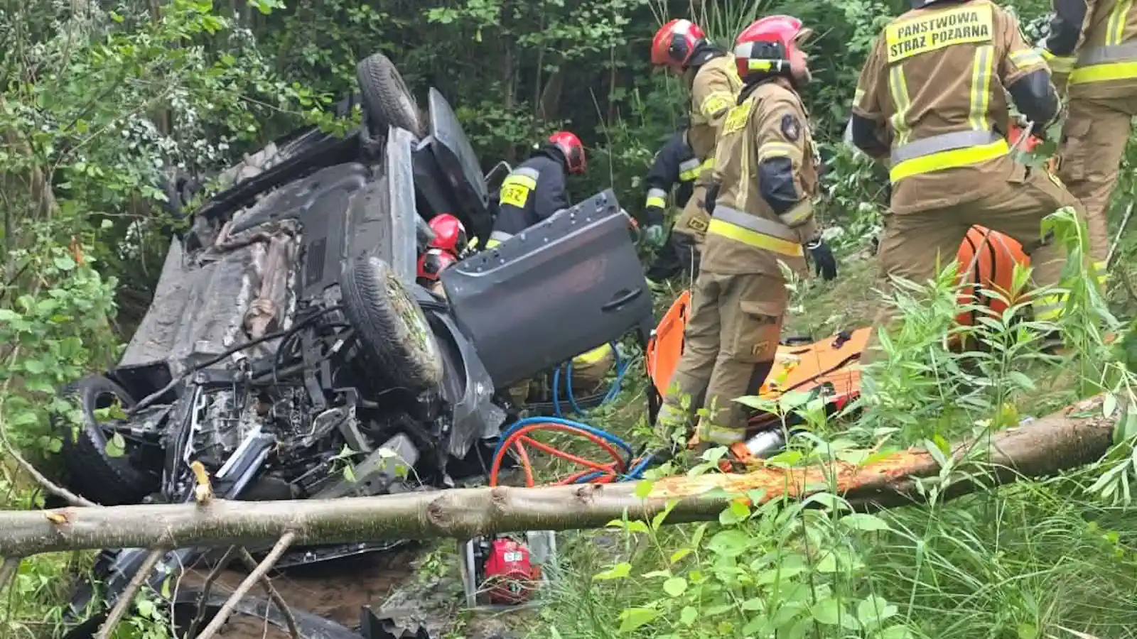 Nie żyją 2 osoby. Tragiczny wypadek w Płocku. Auto spadło z wiaduktu