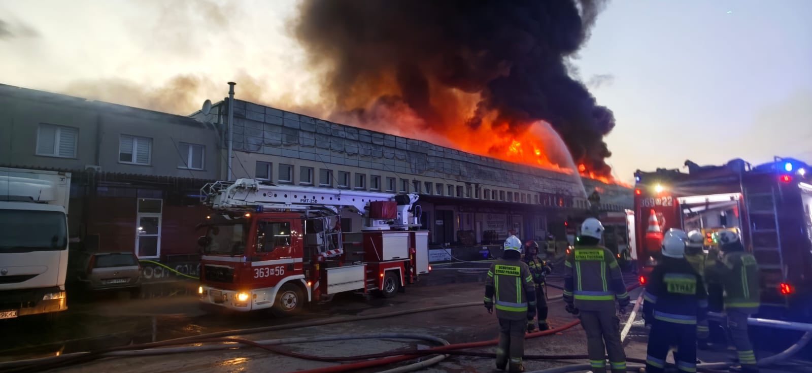 Gigantyczny pożar w Płocku. Ewakuacja mieszkańców, nad miastem unoszą się kłęby dymu