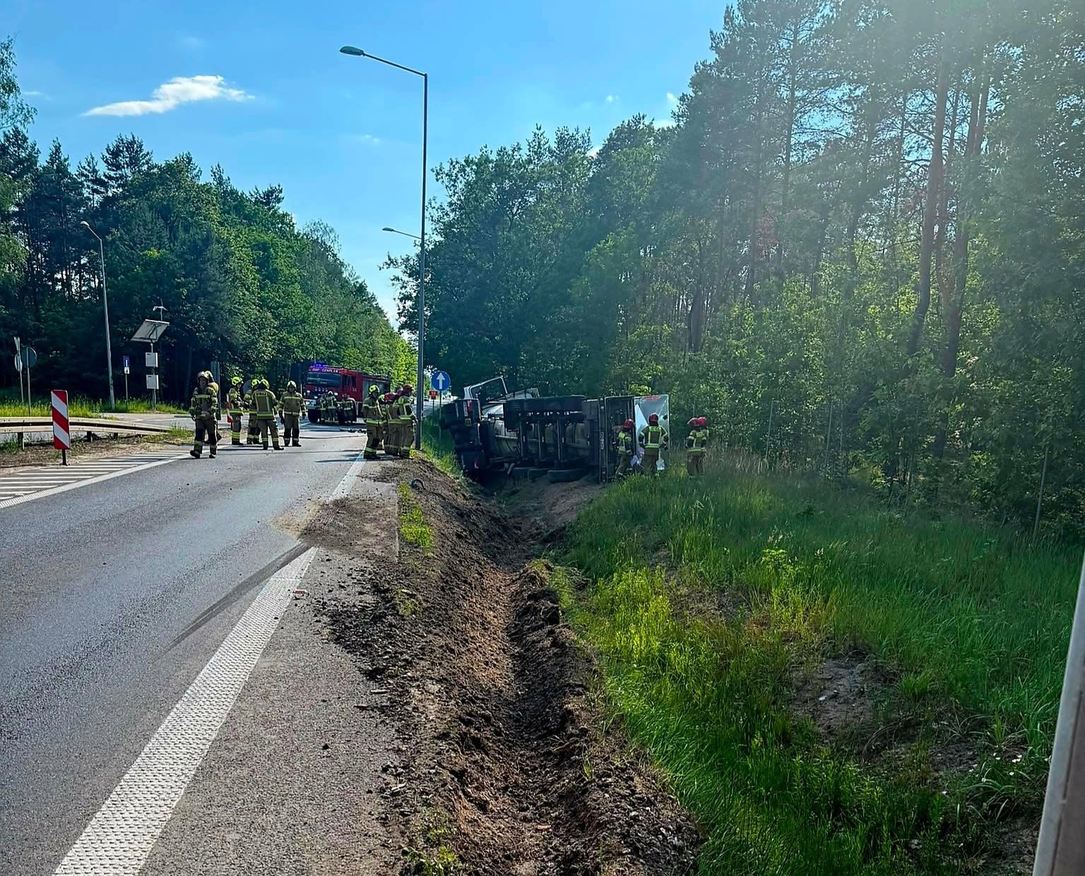 Gigantyczne utrudnienia pod Warszawą. Przewrócona ciężarówka blokuje wyjazd