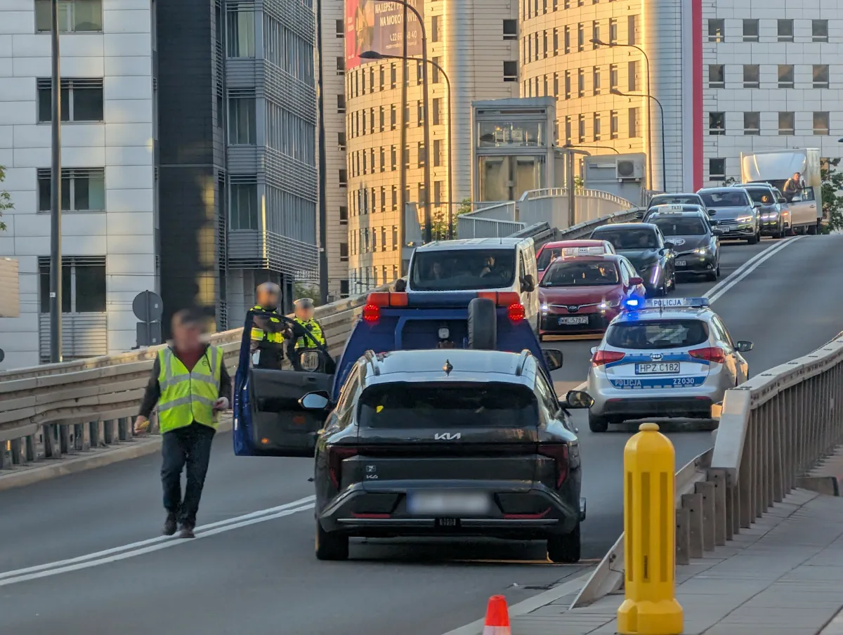 Unieruchomiony samochód na wiadukcie. Ogromne utrudnienia na Mordorze