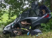 Mężczyzna zjechał z drogi i uderzył w drzewo. | Fot. KMP Płock.