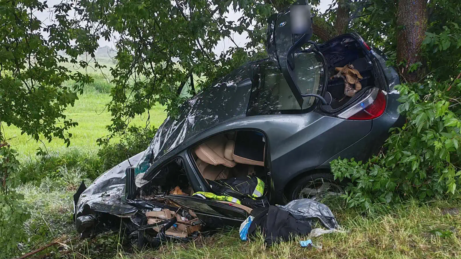 Groźny wypadek na Mazowszu. BMW zjechało do rowu i uderzyło w drzewo, kierowca w ciężkim stanie