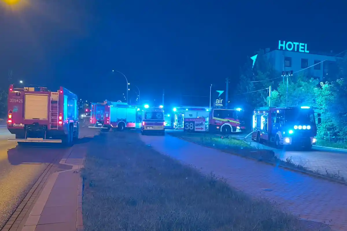 Pożar pustostanu niedaleko Lotniska Chopina. Z ogniem walczy 5 zastępów straży pożarnej