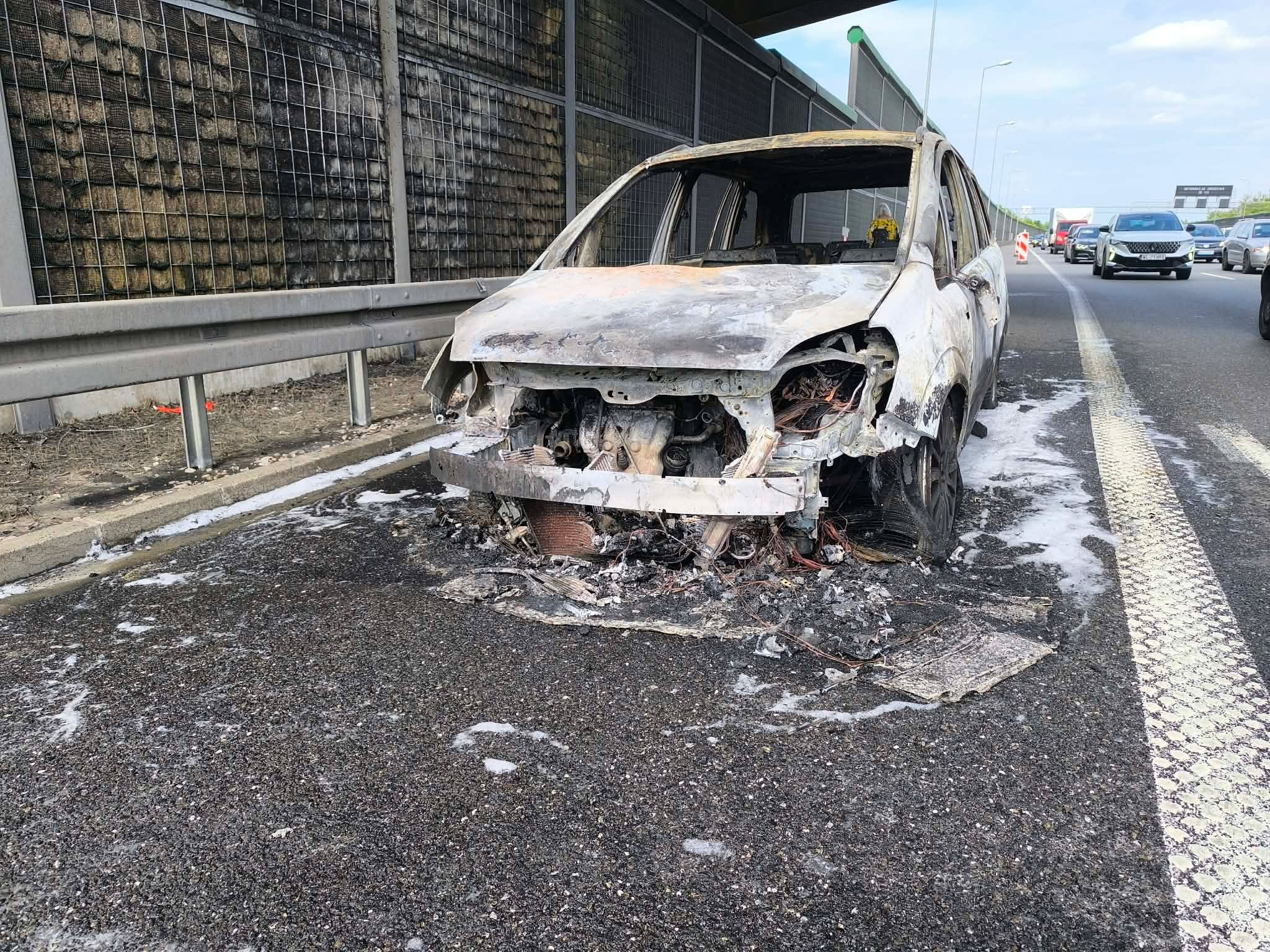 Spłonęła taksówka na A2 przy zjeździe na Pruszków. Ogromne utrudnienia dla kierowców
