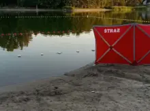 Tragedia nad jeziorem. Mężczyzna został wyciągnięty z wody. Nie udało się go uratować. Fot. KMP w Płocku.