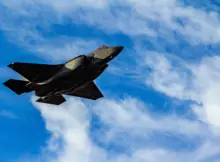 Ostatni polski F-35 Lightning II przybywa 07 stycznia 2026 r. do bazy Ebbing Air Force National Guard w Fort Smith w stanie Arkansas. Uzupełnia to polską flotę F-35 w koordynacji z ich szkoleniem dla Zagranicznej Misji Sprzedaży Wojskowej z 85. Grupą Myśliwską. | Fot. Faizinraz / Shutterstock