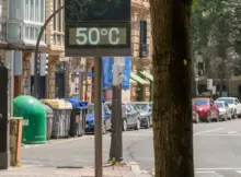 Termometr uliczny w mieście Bilbao pokazuje przerażające 50 stopni Celsjusza podczas intensywnej fali letnich upałów w Hiszpanii. | Fot. Mazur Travel / Shutterstock.