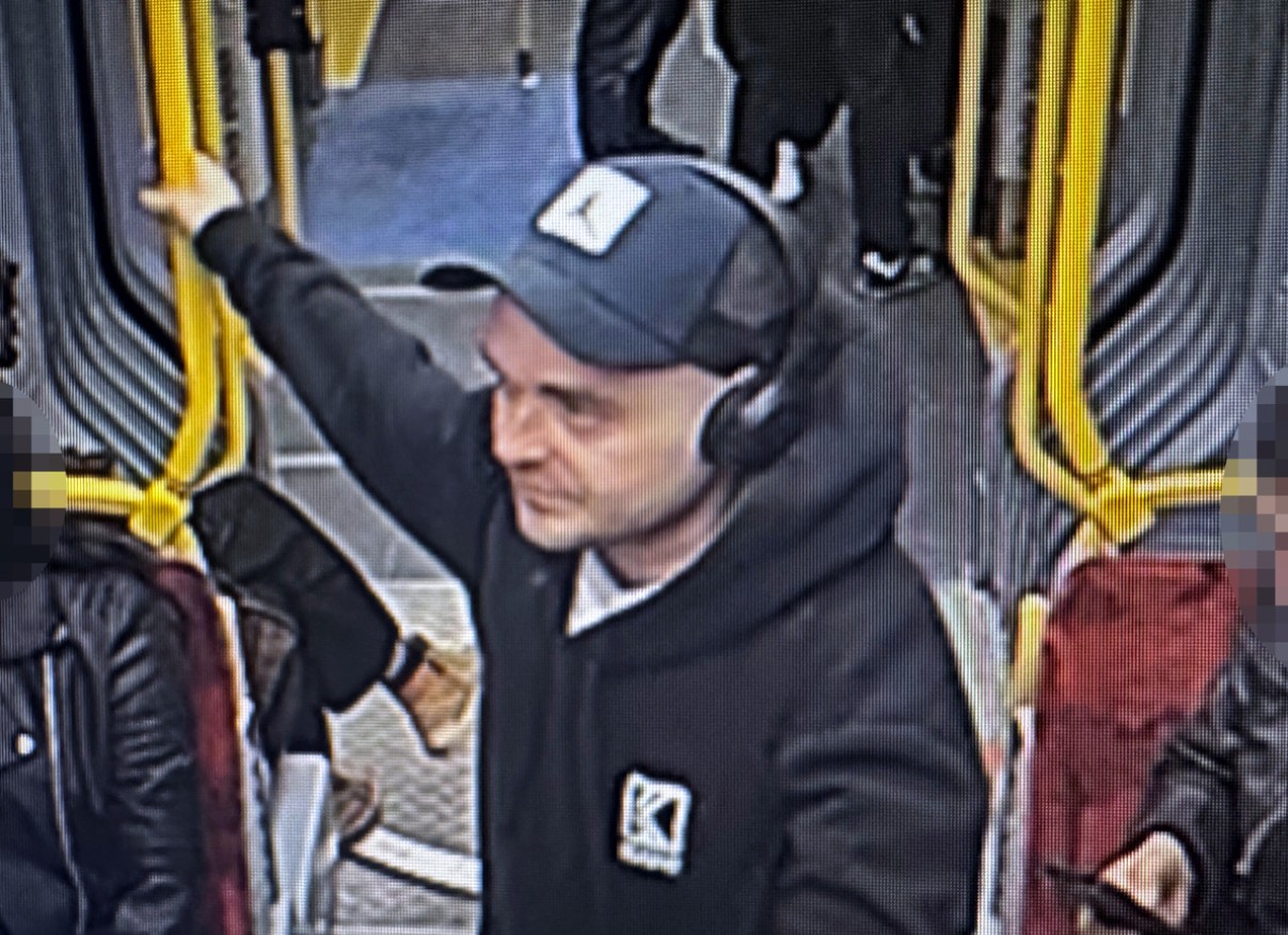 Brutalny atak w warszawskim tramwaju. Policja szuka mężczyzny ze zdjęć