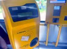 Kasownik w warszawskim autobusie. W tle widać automat do sprzedaży biletów. | Fot. Warszawa w Pigułce.