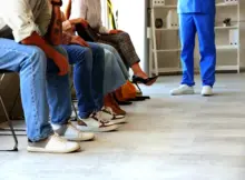 Kolejka w przychodni. Pacjenci czekają na wizytę u lekarza. | Fot. Shutterstock.