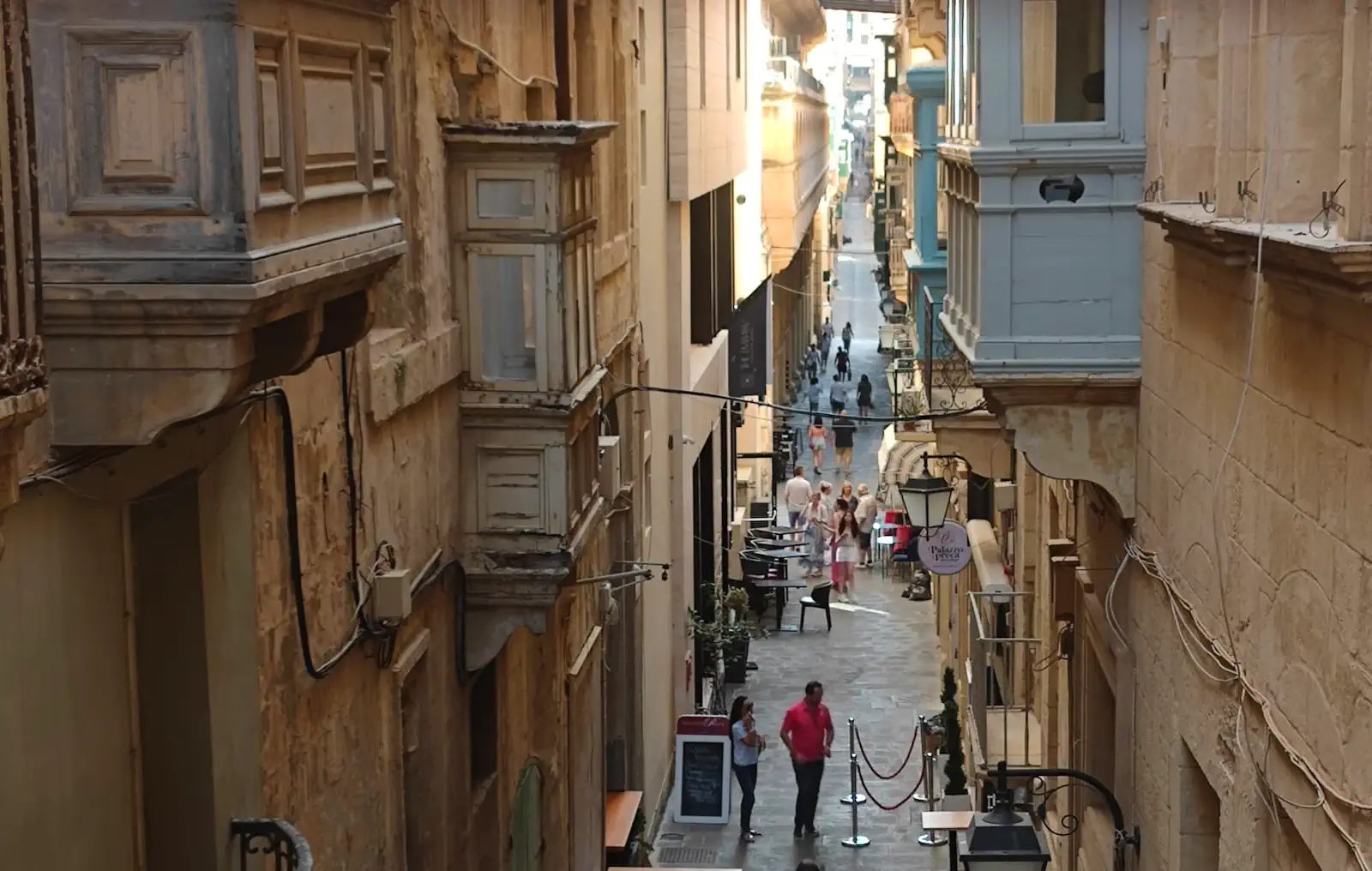 Malta i charakterystyczne okiennice oraz balkony w klimatycznych, wąskich ulicach. | Fot. Warszawa w Pigułce.