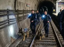 Policja przeszukuje tunel metra. | Grafika poglądowa - wygenerowana przez AI.