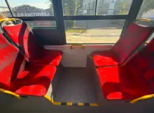 Siedzenia w autobusie komunikacji miejskiej w Warszawie. | Fot. Warszawa w Pigułce.