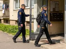 Kontrola funkcjonariuszy Straży Miejskiej. | Grafika poglądowa (generowana przy pomocy AI).