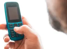 Tradycyjny telefon z klawiszami. | Fot. ArtCreationsDesignPhoto / Shutterstock.
