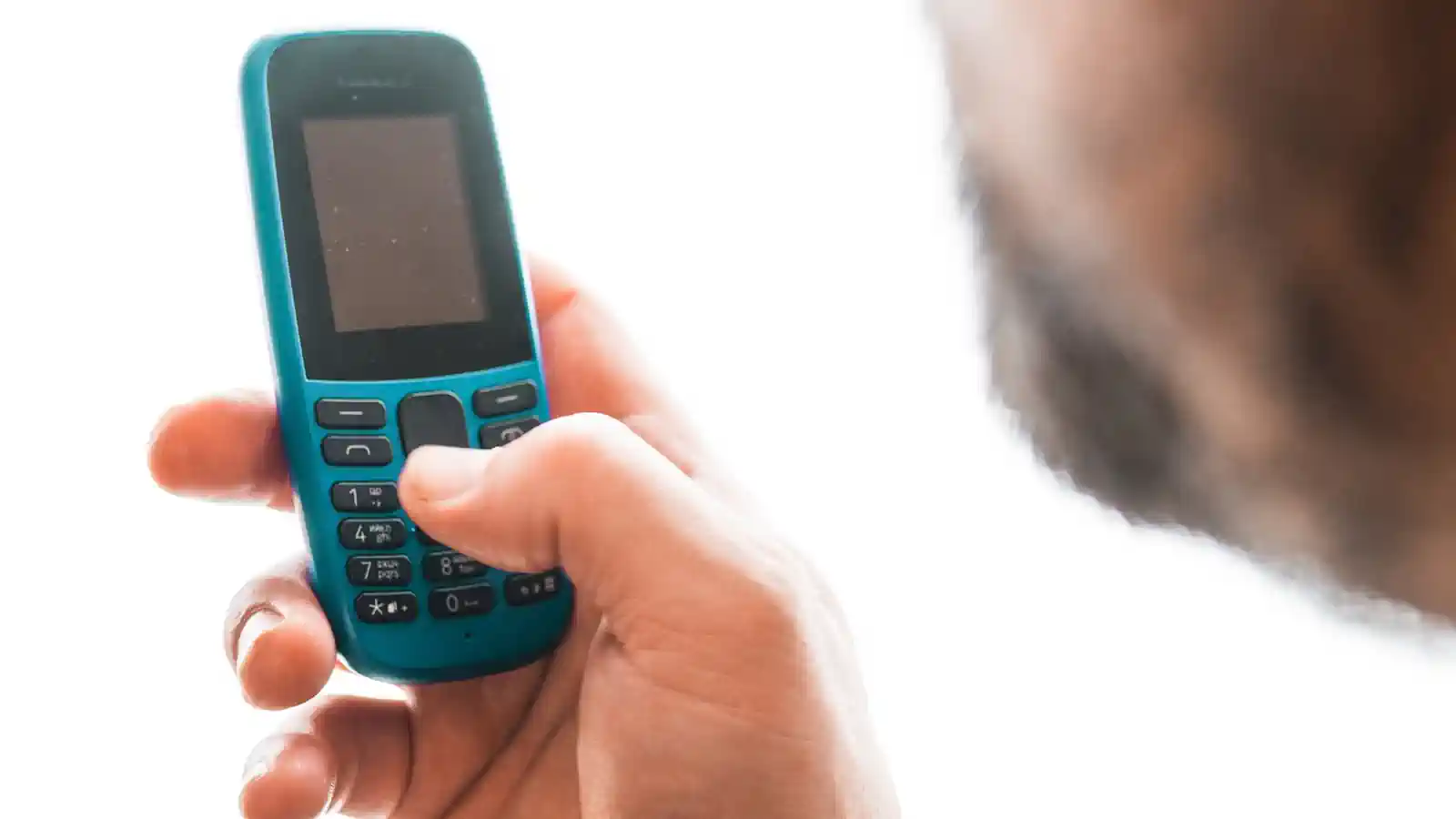 Tradycyjny telefon z klawiszami. | Fot. ArtCreationsDesignPhoto / Shutterstock.
