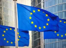 Flaga Unii Europejskiej powiewająca przed siedzibą wspólnoty. | Fot. Shyutterstock.