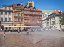 Kurtyna wodna podczas upalnego dnia na Starym Mieście w Warszawie. | Fot. Real_life_photo / Shutterstock.