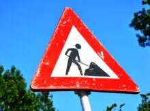 Znak ostrzegający kierowców o robotach drogowych. Fot. Pixabay