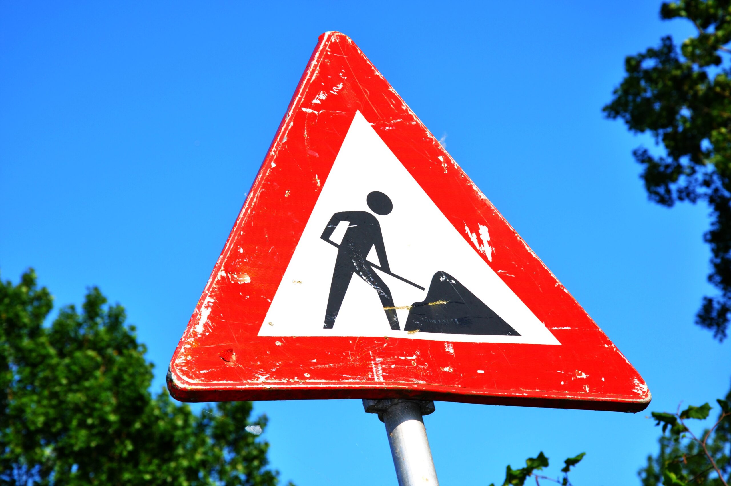 Znak ostrzegający kierowców o robotach drogowych. Fot. Pixabay
