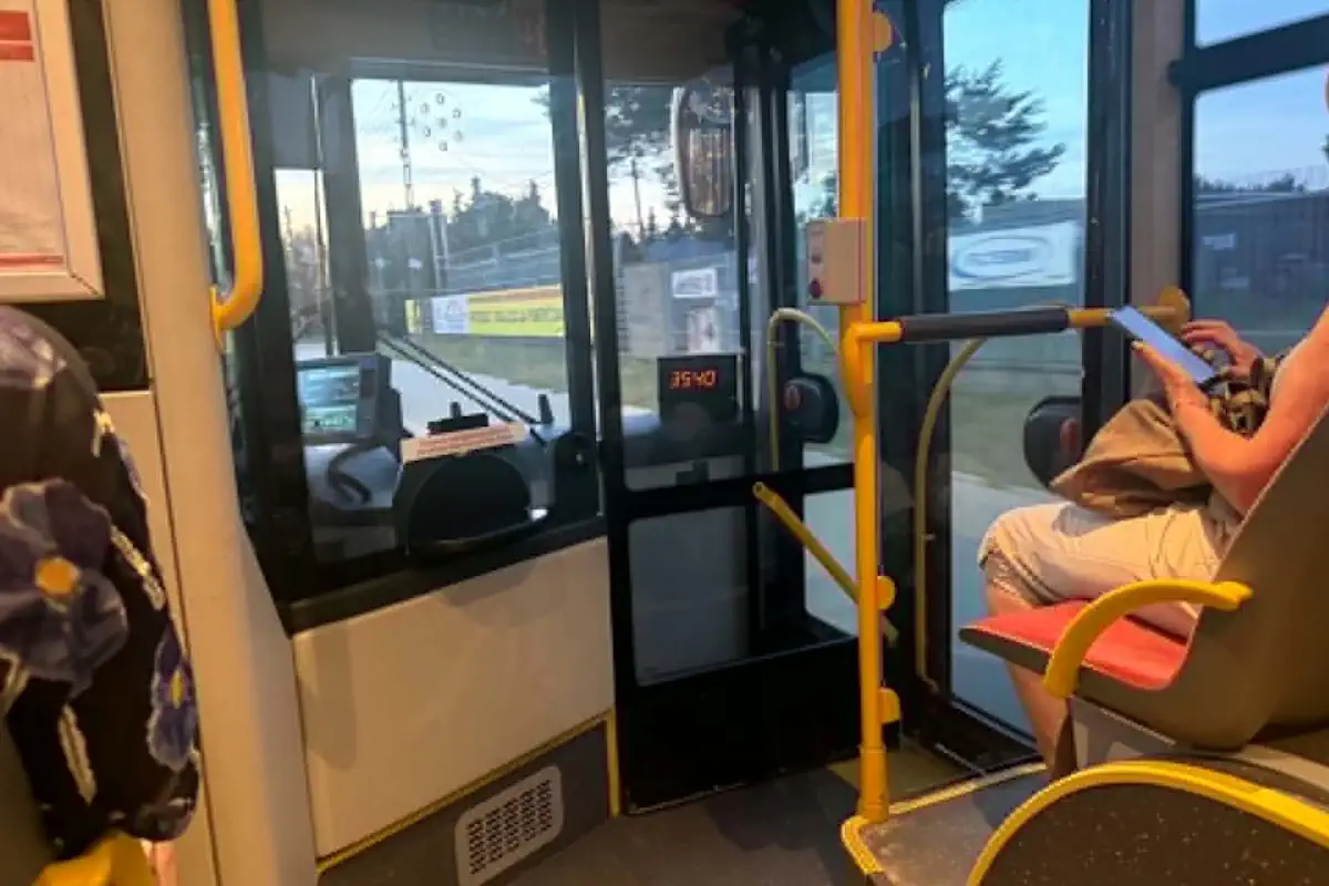 Awantura w warszawskim autobusie. Ogrzewanie zamiast klimatyzacji. Zdesperowani pasażerowie zatrzymali pojazd