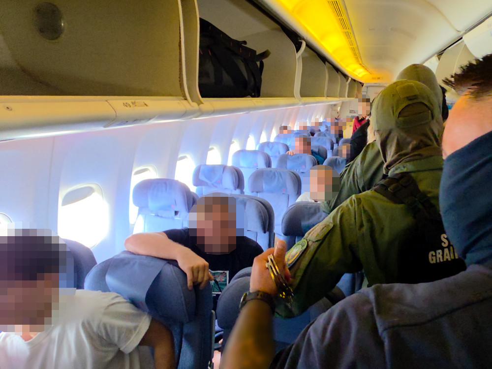 Wielka akcja policji. Zatrzymano łącznie 8 osób z Warszawy, w tym jedną w samolocie na Lotnisku Chopina