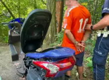 Policyjny pościg pod Warszawą. Poszukiwany, po narkotykach, bez uprawnień, na kradzionym motocyklu. | Fot. Komenda Stołeczna Policji.