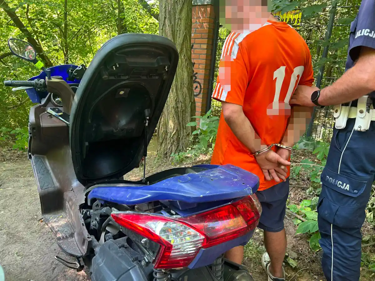 Policyjny pościg pod Warszawą. Poszukiwany, po narkotykach, bez uprawnień, na kradzionym motocyklu. | Fot. Komenda Stołeczna Policji.