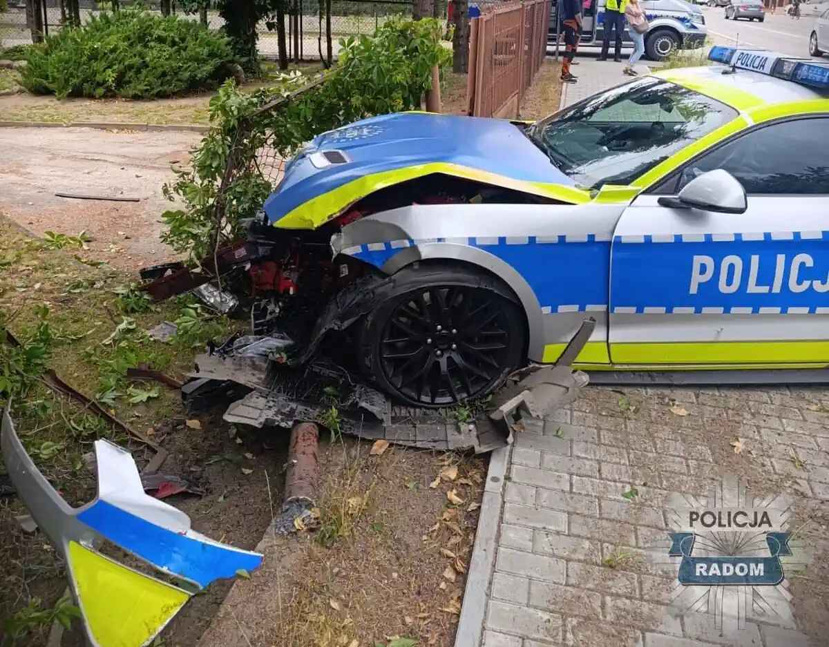Policyjny Mustang rozbił się pod Radomiem. Wcześniej skonfiskowano go Warszawiakowi