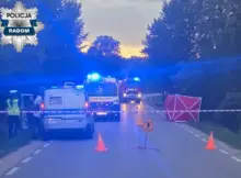 Tragiczne zdarzenie pod Radomiu. Na zdjęciu widoczne jest miejsce wypadku oraz służby wykonujące czynności.