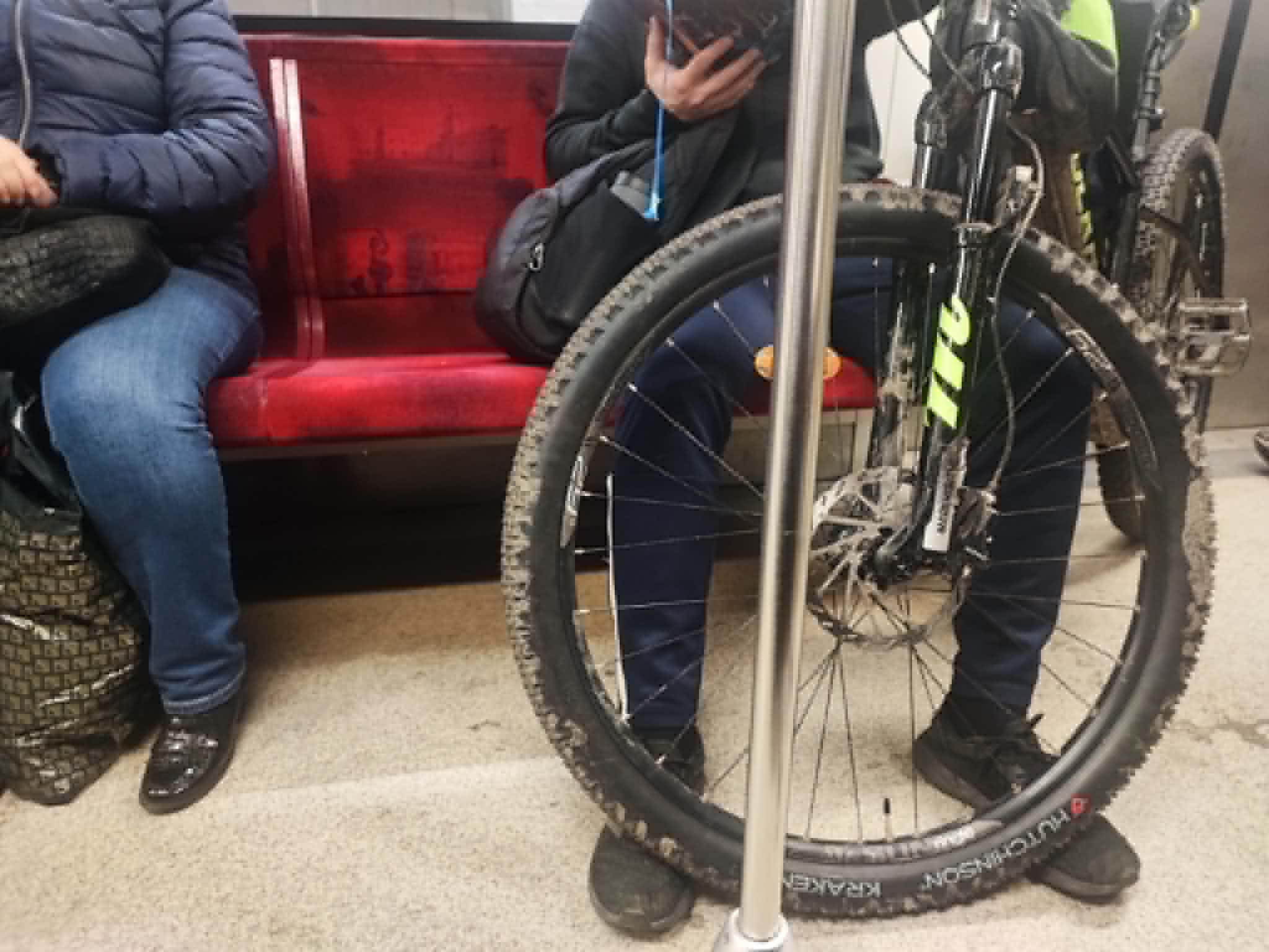 Czy można przewozić rower w metrze w Warszawie? Zasady 2026